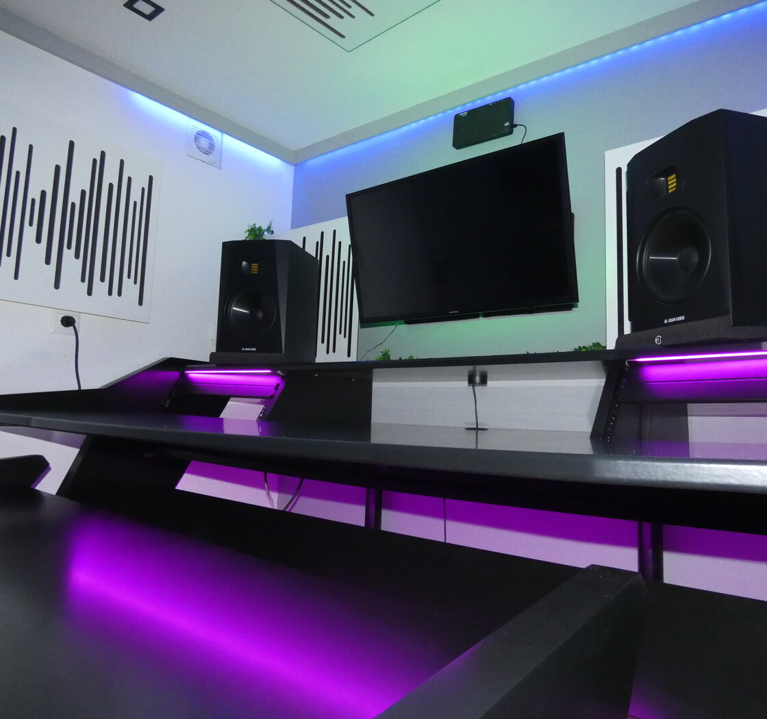 Sala de producción Invites Records con iluminación LED