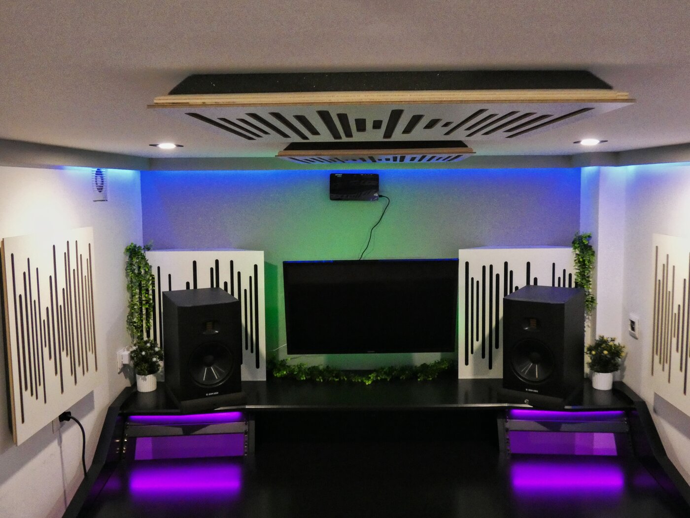 Sala de mezcla y master con monitores profesionales